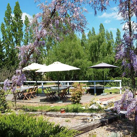 Hotel Au Relais Des Lilas Parthenay Bagian luar foto