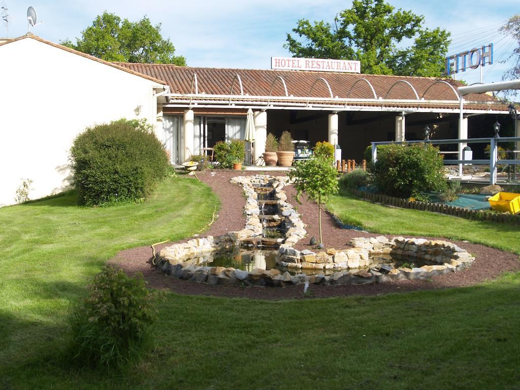Hotel Au Relais Des Lilas Parthenay Bagian luar foto