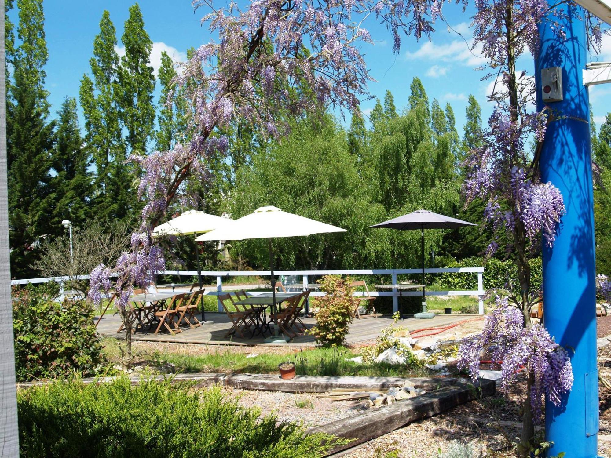 Hotel Au Relais Des Lilas Parthenay Bagian luar foto
