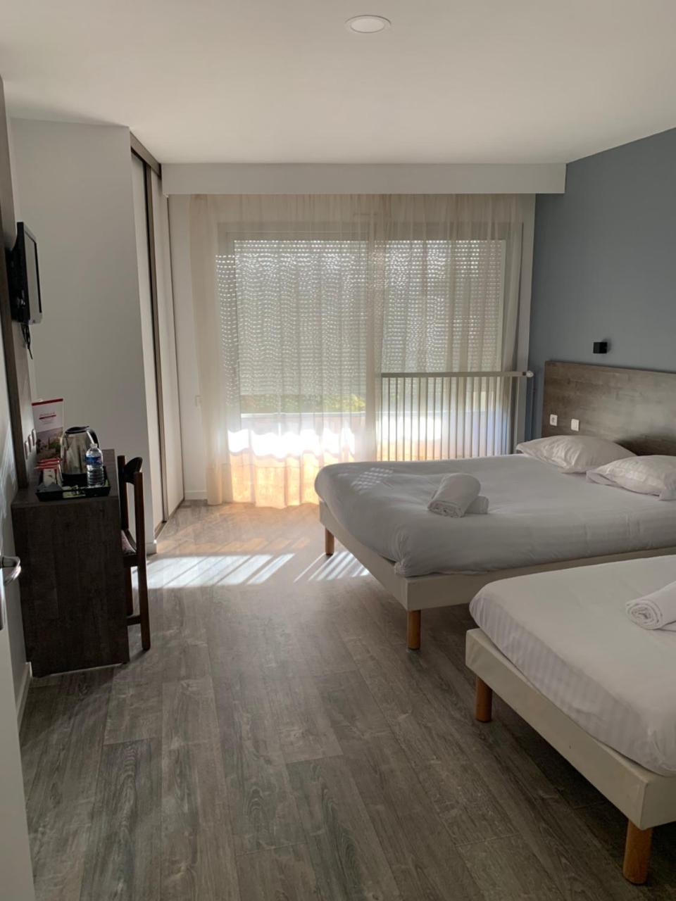 Hotel Au Relais Des Lilas Parthenay Bagian luar foto