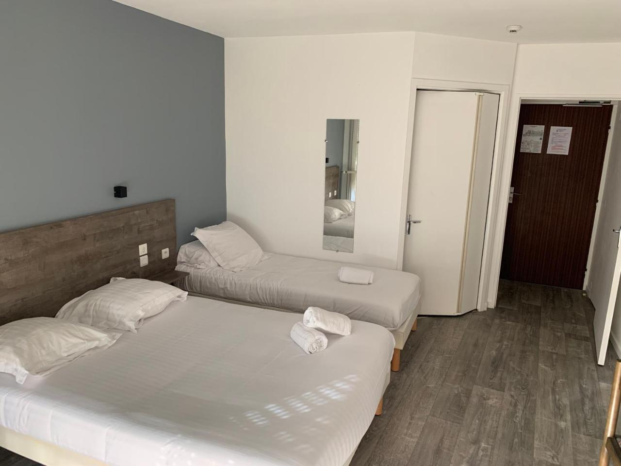 Hotel Au Relais Des Lilas Parthenay Bagian luar foto